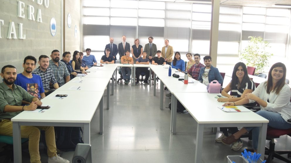 Participantes del programa de emprendimiento, la mayoría formados en la UPCT, junto al rector y los directores del Info y el CEEIC.