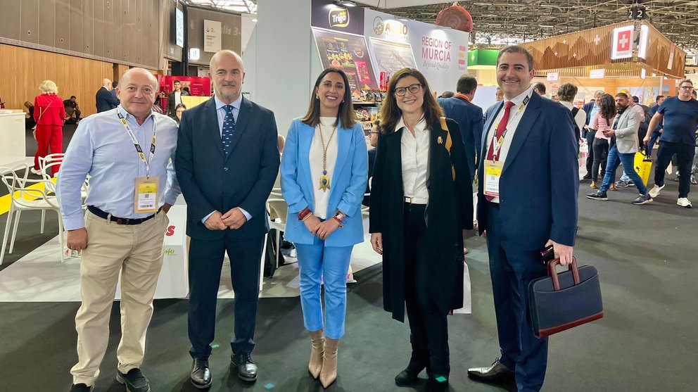 La consejera de Agricultura, Sara Rubira, junto a la presidenta de Cámara de Comercio de España en Francia, Christine Allard.