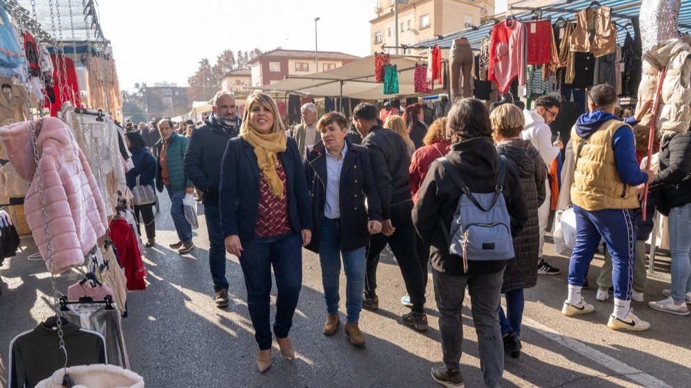 Imagen de Noelia Arroyo y Belén Romero en uno de los mercadillos de la ciudad.