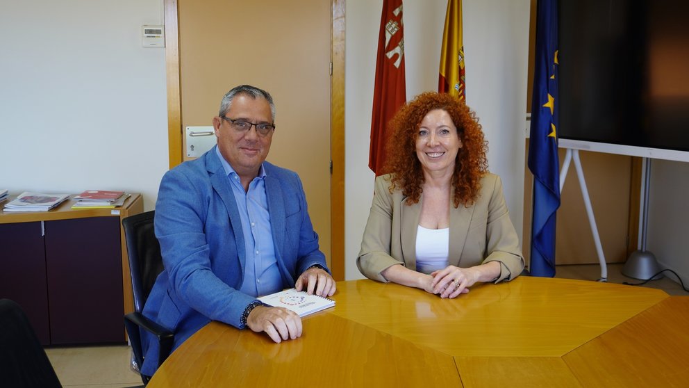 Un momento de la reunión de la directora general del SEF, Pilar Valero, y el alcalde de Pliego, Antonio Huéscar.