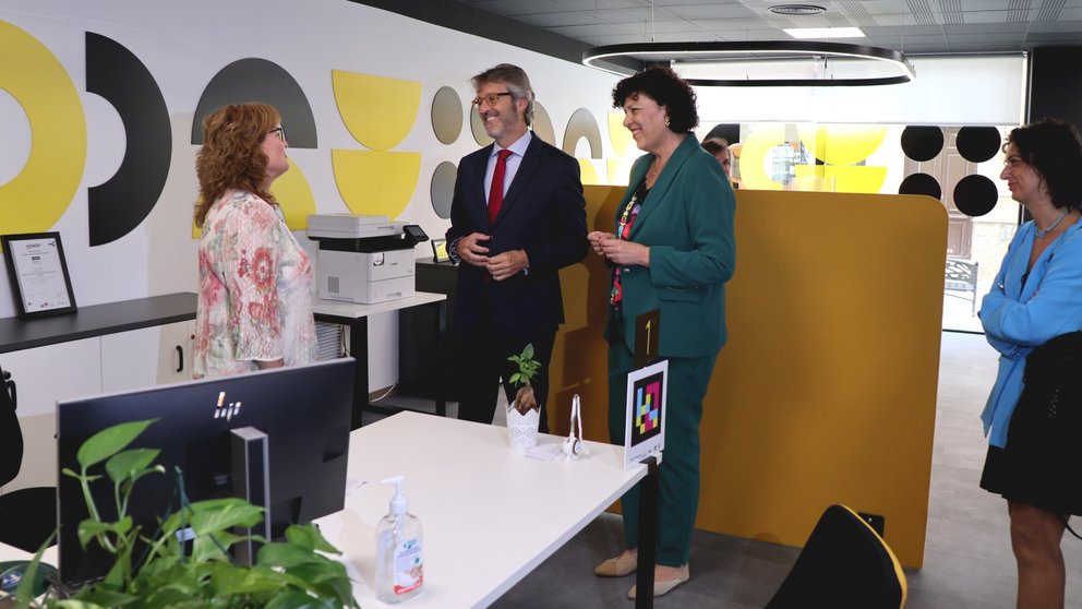 El consejero de Hacienda, Luis Alberto Marín, y la alcaldesa de Puerto Lumbreras, María de los Ángeles Túnez, durante su visita a las renovadas dependencias de la ATRM en Puerto Lumbreras.