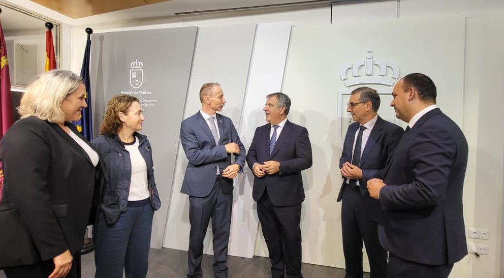 El consejero de Universidades, Juan María Vázquez, junto a los rectores de la UMU y de la UPCT, José Luján y Mathieu Kessler, tras la presentación de las microcredenciales universitarias.