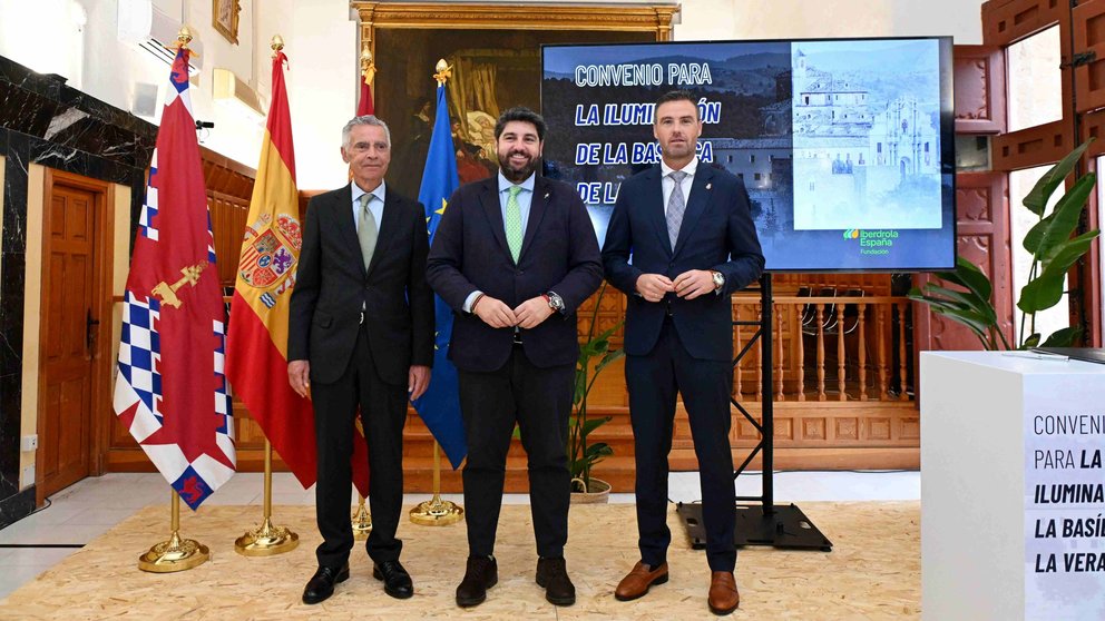 Fernando García, López Miras y José Francisco García (de izquierda a derecha) durante la firma del acuerdo.