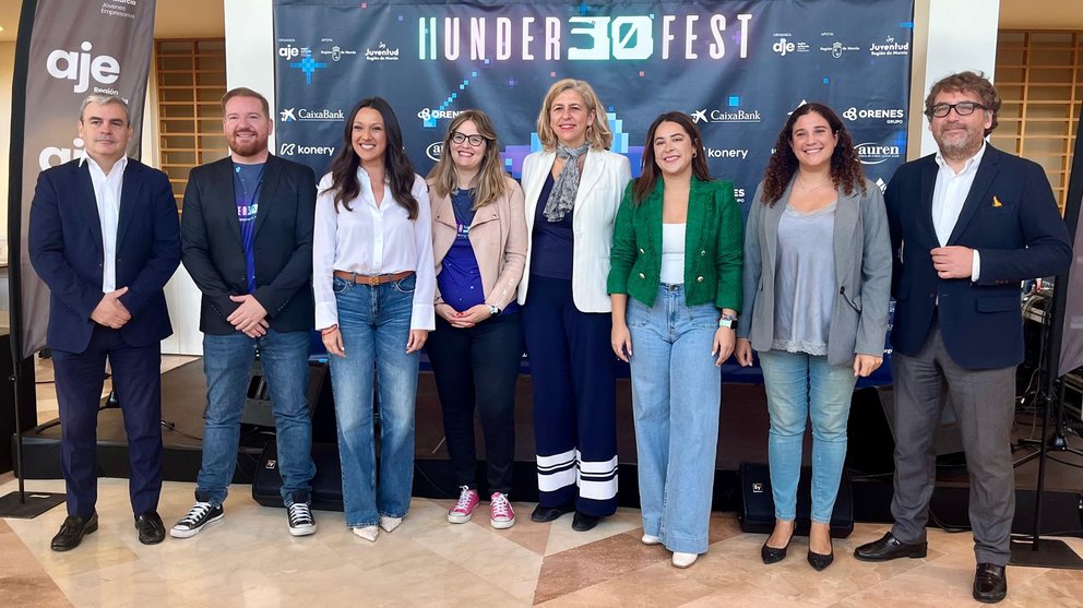 La consejera Carmen Conesa con la director general de Juventud y la dirección de AJE en la inauguración de 'Under 30'.