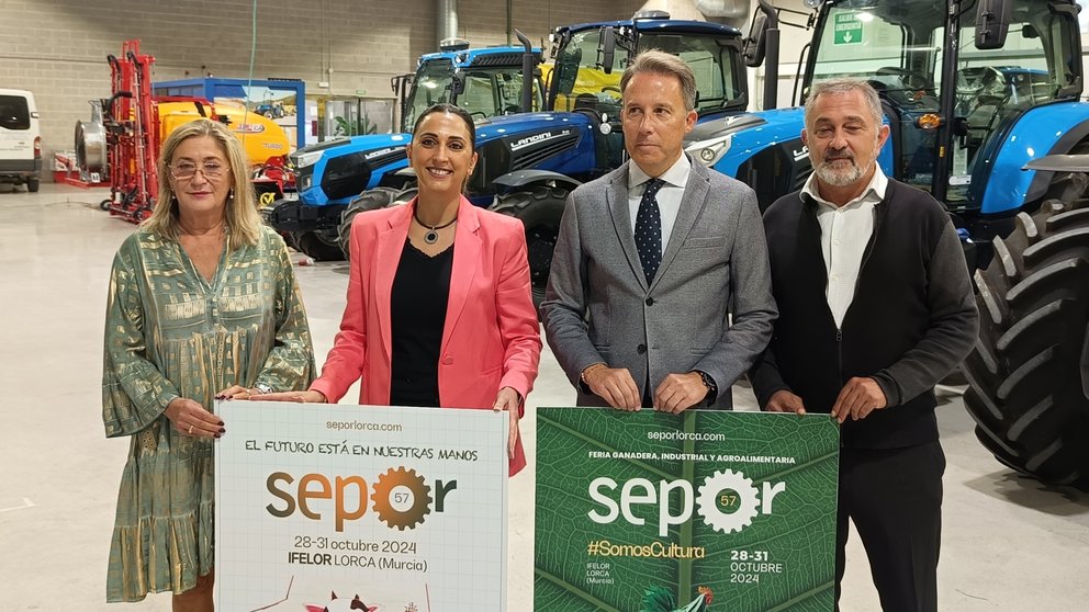 La consejera Sara Rubira junto al alcalde de Lorca, Fulgencio Gil, en la presentación de la 57 edición de la feria Sepor.