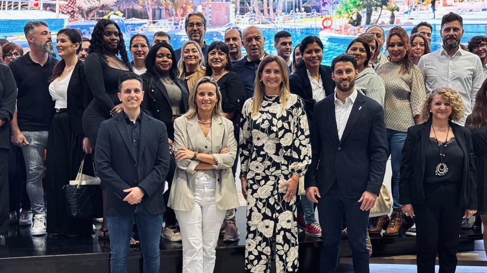 Foto de familia durante la jornada de trabajo en Valencia.