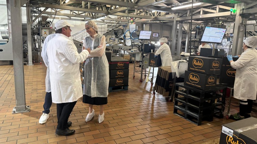 La consejera de Empresa, Marisa López Aragón, visita las nuevas instalaciones de Patatas Rubio.