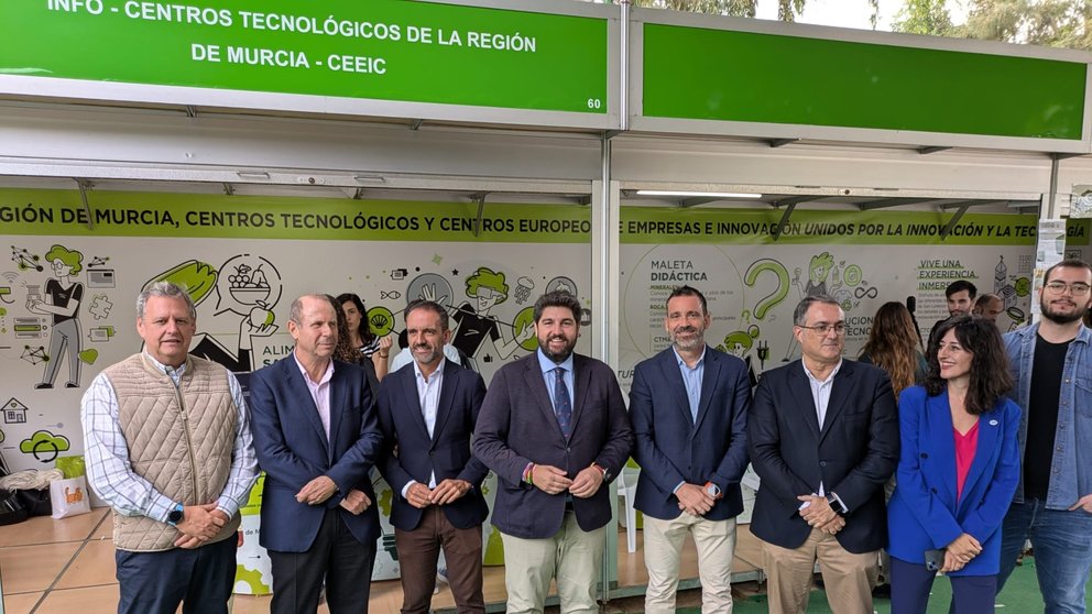 Foto de familia durante la inauguración de la feria.