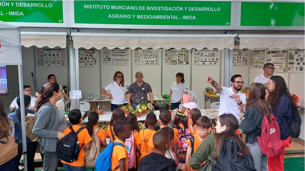 Investigadores del Imida muestran a los visitantes a la Semana de la Ciencia proyectos e investigaciones en materia agraria.