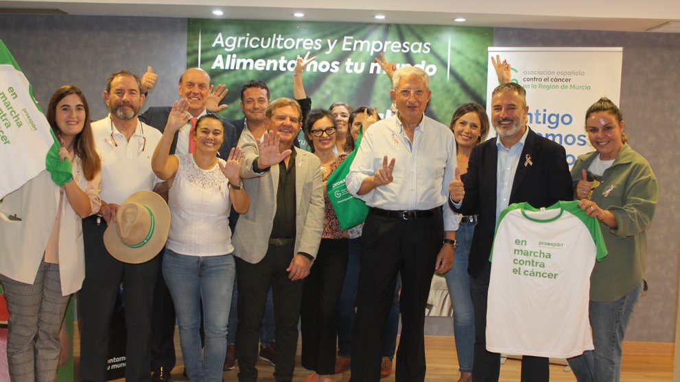 Imagen de familia tras la firma del convenio de colaboración entre Proexport y la Asociación Española Contra el Cáncer en la Región de Murcia.