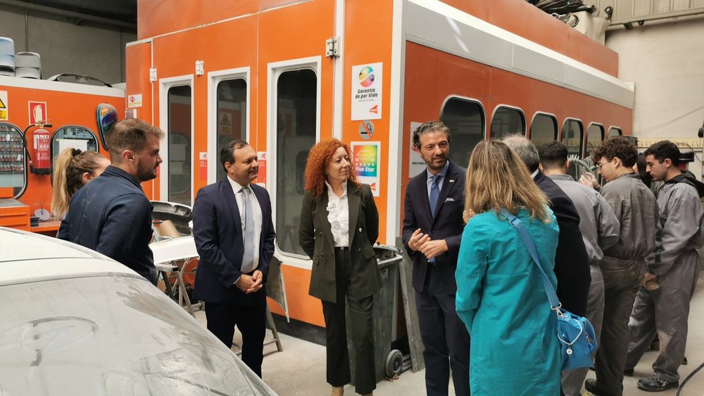 La directora general del SEF, Pilar Valero, durante su visita junto al presidente de FREMM, Alfonso Hernández, a las instalaciones del Centro de Formación de la patronal del metal, donde se desarrollan estas acciones formativas.