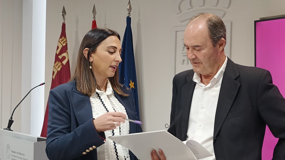 La consejera de Agricultura, Sara Rubira, junto al director  general de Industria Agroalimentaria y Asociacionismo Agrario, Fulgencio Pérez, en la sala de prensa de la consejería.