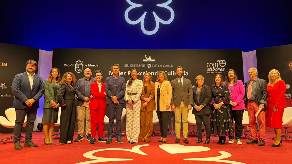 Imagen de grupo durante el debate previo a la Gala de la Guía Michelín 2025.