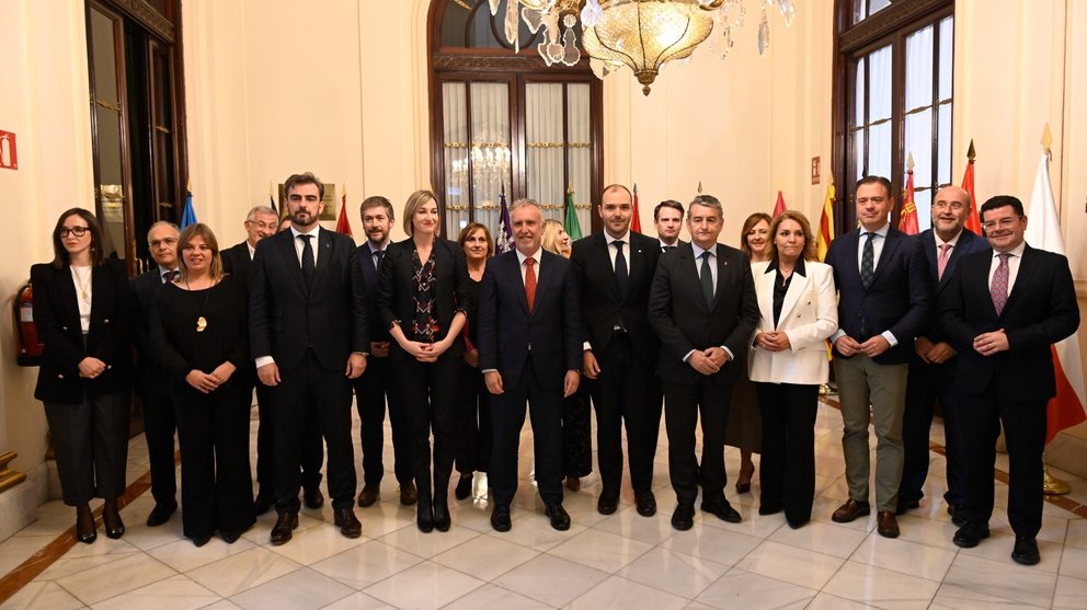 Los consejeros de Presidencia de los gobierno regionales, junto con el ministro de Política Territorial y Memoria Democrática, antes de iniciar la reunión.