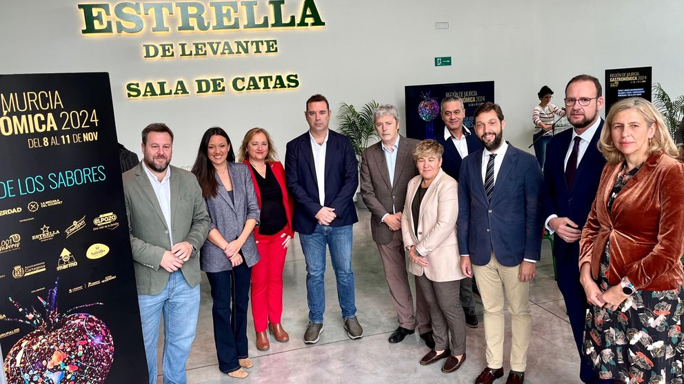 La consejera de Turismo, Carmen Conesa, con el resto de participantes en la presentación de Región de Murcia Gastronómica.