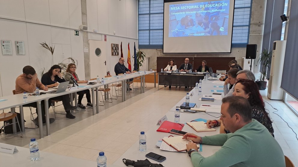 El consejero de Educación, Víctor Marín, preside la Mesa Sectorial de Educación.