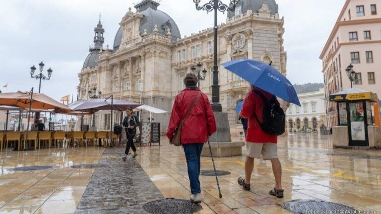 Turistas en Cartagena durante un día de lluvia.