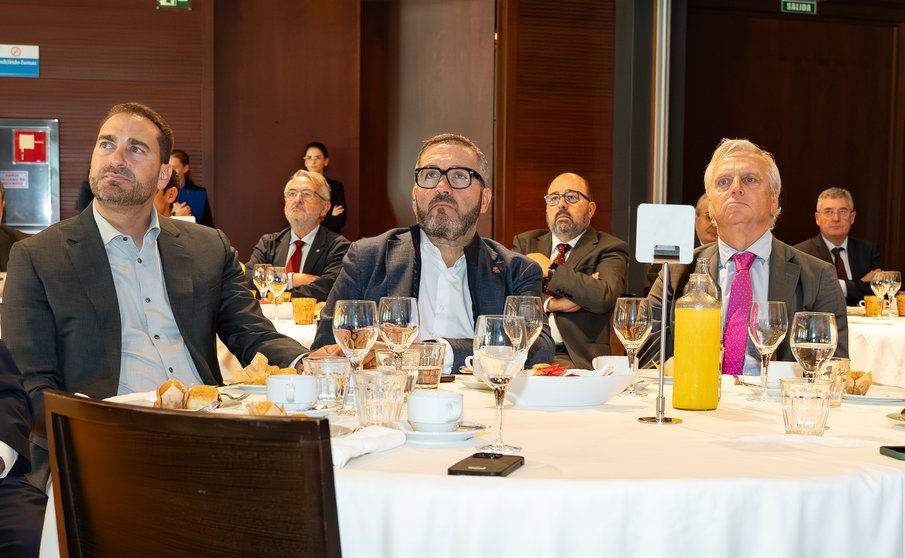 Imagen del evento con Miguel López Abad en el centro de la imagen junto a Juan Francisco Zambudio (izquierda) y Francisco Inglés del Info (corbata rosa).