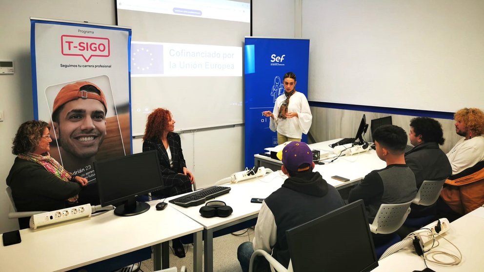 La directora general del SEF, Pilar Valero, durante su visita a los jóvenes de Lorca que participan en el proyecto 'T-Sigo'.