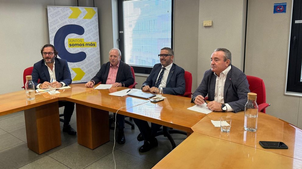 Un momento de la reunión entre CROEM, UGT y CC.OO para acelerar el cierre de los convenios colectivos.