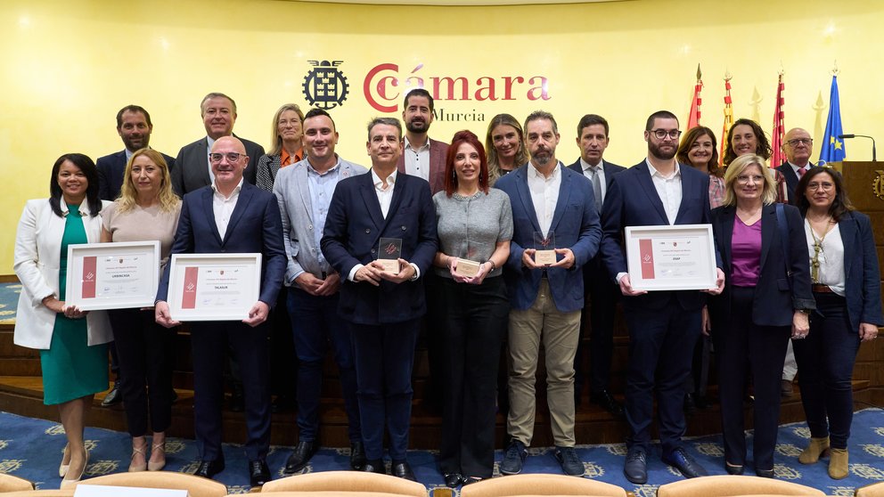 Imagen de familia de los ganadores de la I Edición de los Premios Empresa SFS de la Región junto al jurado.