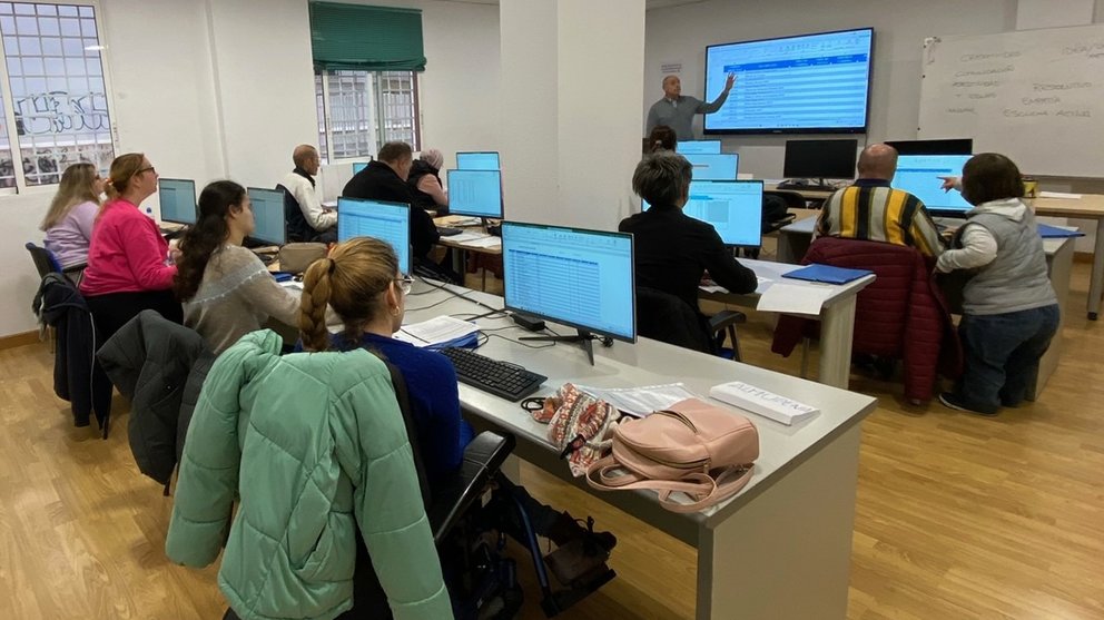 Alumnos en un curso del SEF.