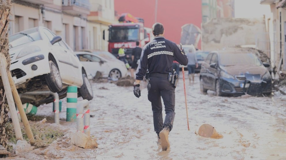 Un policía local de Valencia trabaja en una zona afectada por la DANA. (Ayuntamiento de Valencia)