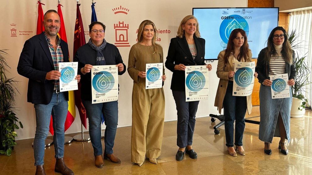 Imagen de familia durante la presentación del Green Innovation Camp-Water.