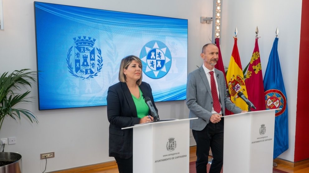 Imagen de la alcaldesa de Cartagena, Noelia Arroyo, tomando declaraciones junto a Mathieu Kessler, rector de la UPCT.