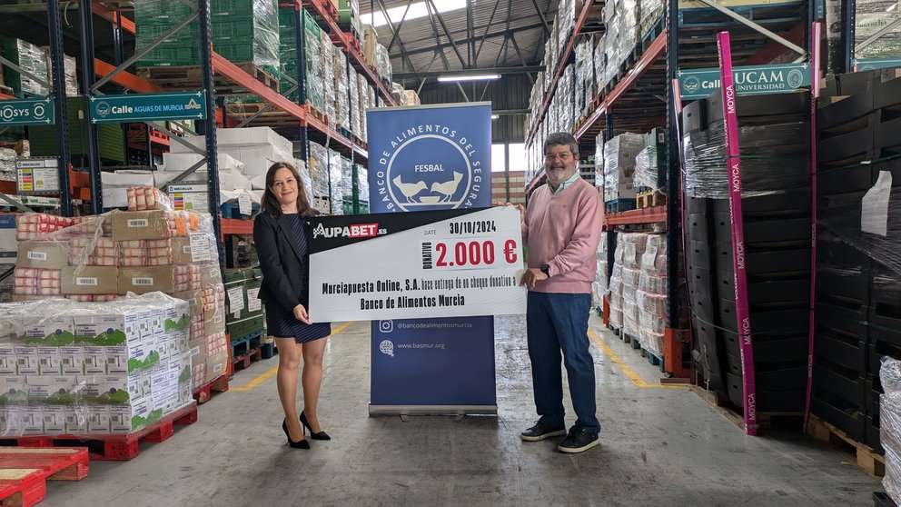 Aupabet entrega el cheque de 2.000 euros al Banco de Alimentos del Segura.