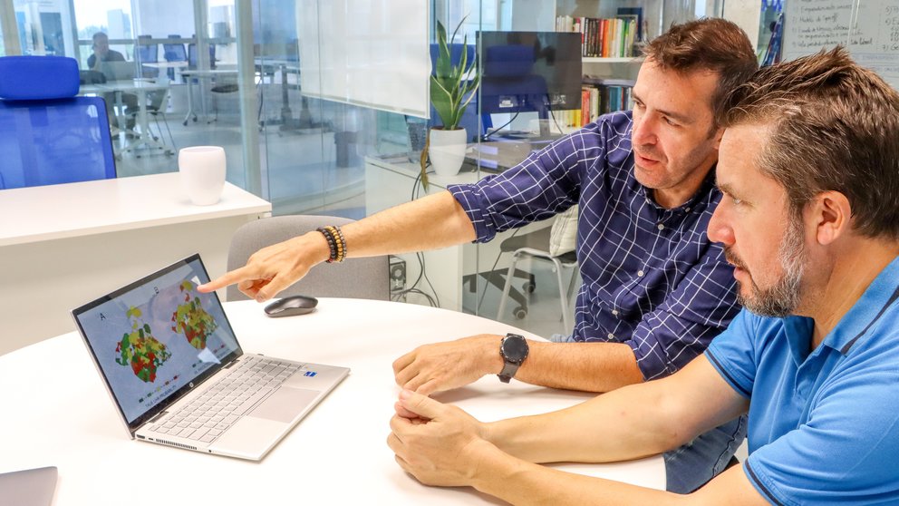 Los investigadores de la Universidad Católica, Horacio Pérez y Juan José Hernández, en las instalaciones de UCAM HiTech.