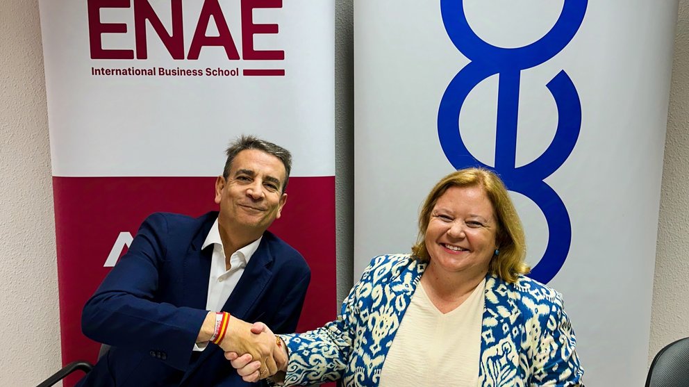 Miguel López González de León, director general de ENAE, y Ana Correa, presidenta de COEC, tras la firma del convenio de colaboración.