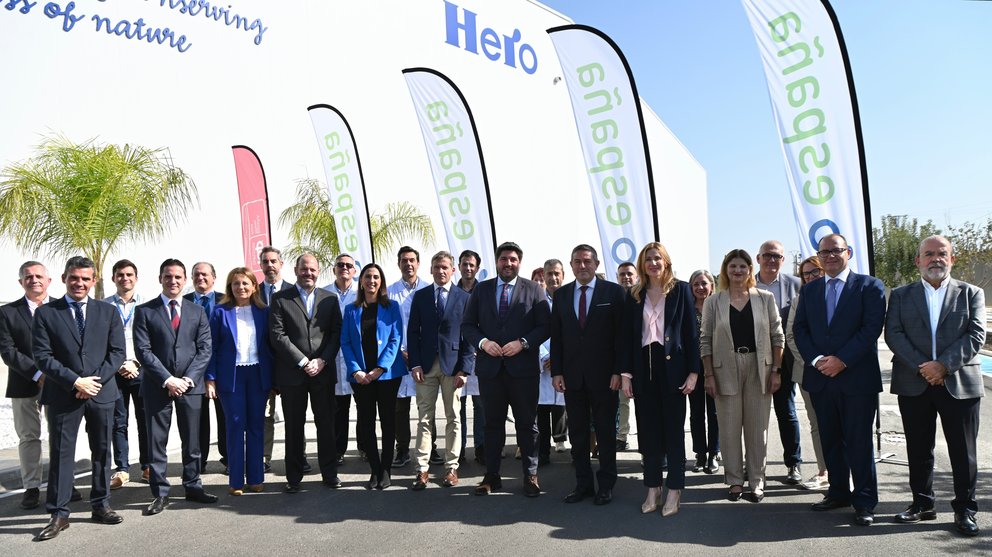 Foto de familia durante la inauguración de la planta.