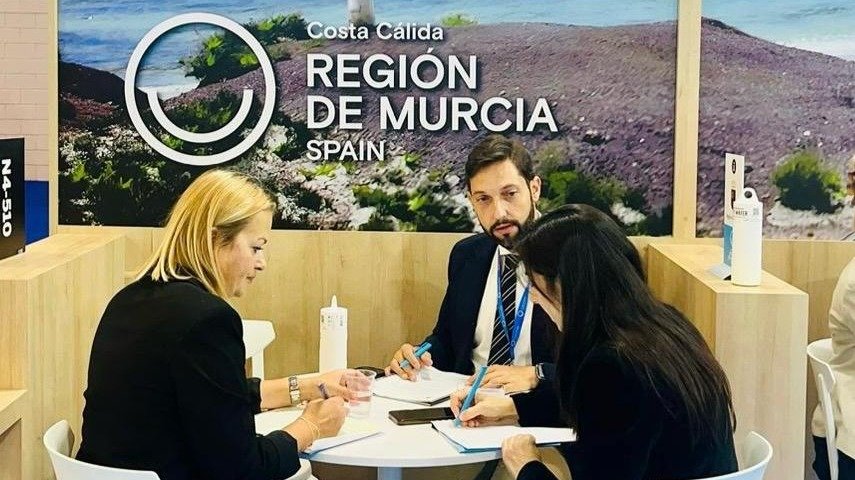 Stand de la Comunidad en la World Travel Market con el director del Itrem, Juan Francisco Martínez.