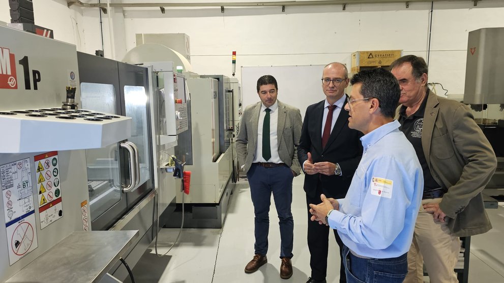 El consejero Víctor Marín visitó el CIFP Politécnico de Murcia, donde se ha instalado nuevo equipamiento de Fabricación mecánica y Electricidad y electrónica.