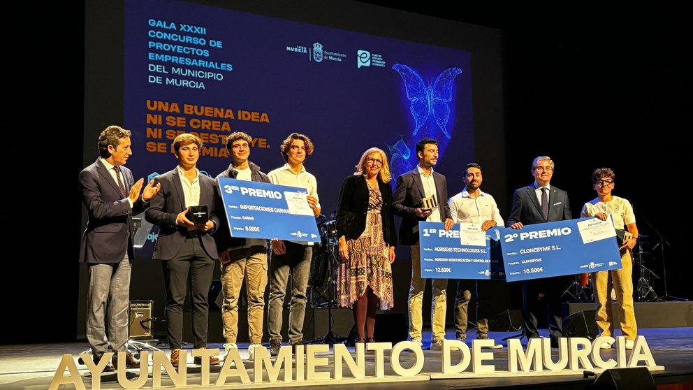 La concejal, Mercedes Bernabé, en los premios del XXXII Concurso de Proyectos Empresariales junto a los ganadores.