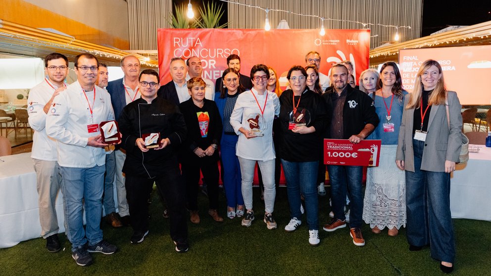 Foto de familia junto a los premiados.