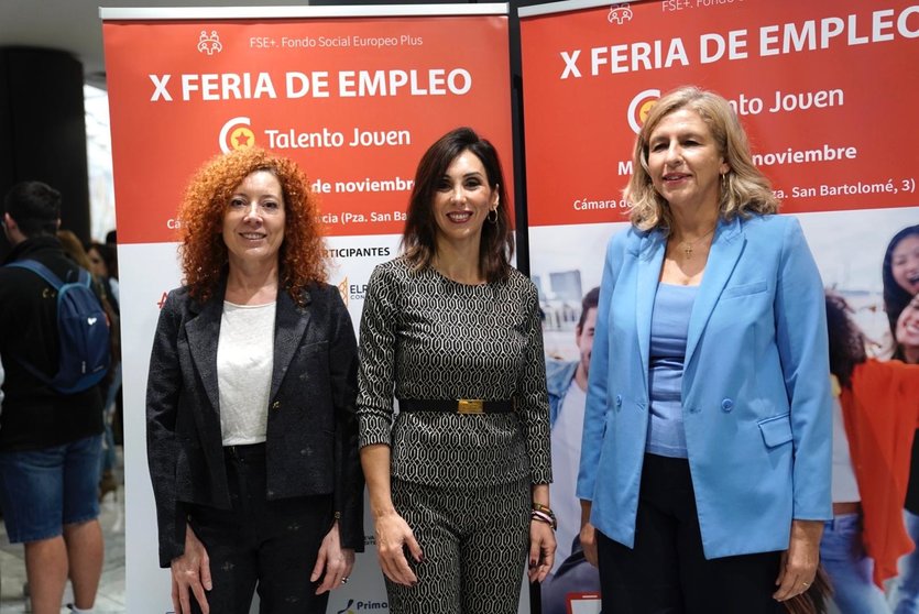 Imagen de Pilar Valero, directora del SEF, Miriam Fuertes, presidenta de la Cámara de Comercio de Murcia, y Mercedes Bernabé, concejal de Empleo del ayuntamiento de Murcia.