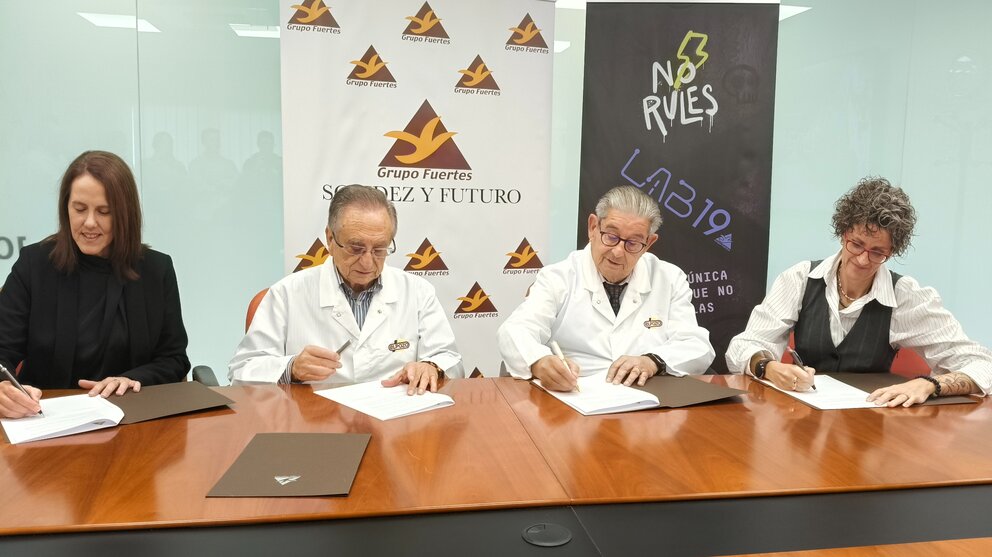 Imagen de la firma del convenio entre aMuACI, Talentos y Grupo Fuertes.