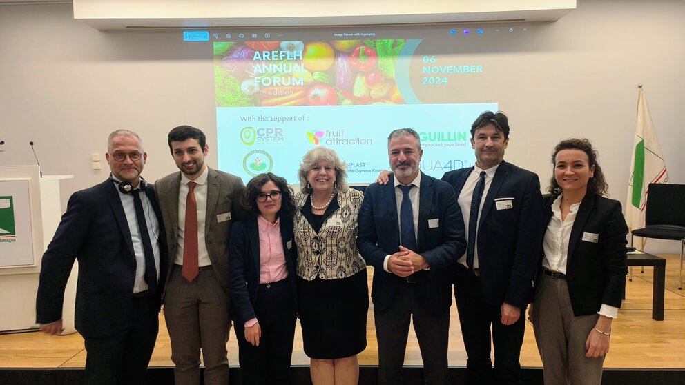 Fernando Gómez (3º por la derecha) flanqueado por Simona Caselli, presidenta de AREFLH, y Jean Louis Moulon, presidente del Comité de Productores, junto a varios productores y técnicos europeos.