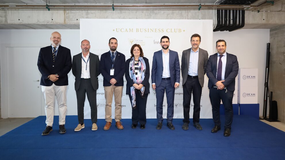 Ponente y organizadores en el evento del UCAM Business Club.