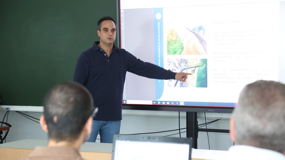 Sebastián Guillén explicando en el curso los diques con que cuenta la desembocadura del Segura en Guardamar.