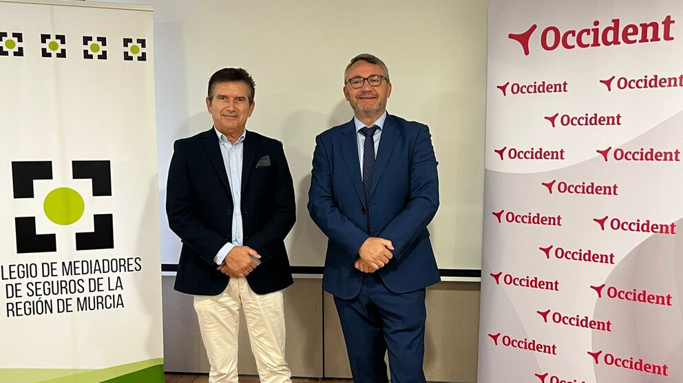 Alfonso Gómez Andrés, director Corredores Zona Murcia de Occident y Jesús Zapata Mercader, presidente del Colegio de  Mediadores de Seguros de la Región de Murcia, renuevan el convenio de colaboración que tienen ambas entidades. (Occident)