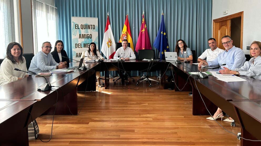 Reunión entre el ayuntamiento de Lorquí y la Oficina de Transformación Comunitaria (OTC) del COITIRM para formalizar su colaboración con el fin de desarrollar una comunidad energética local. (COITIRM)