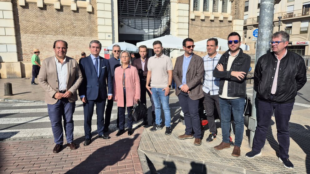 El concejal de Comercio del ayuntamiento de Murcia, Jesús Pacheco, visita el Mercado de Verónicas acompañado por representantes de la empresa Pavasal.