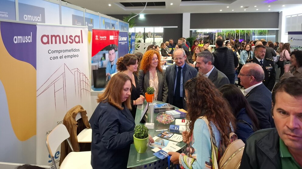 El alcalde de Alcantarilla, Joaquín Buendía, y la directora general del SEF, Pilar Valero, visitan el Foro de Empleo y Emprendimiento. (Ayuntamiento de Alcantarilla)