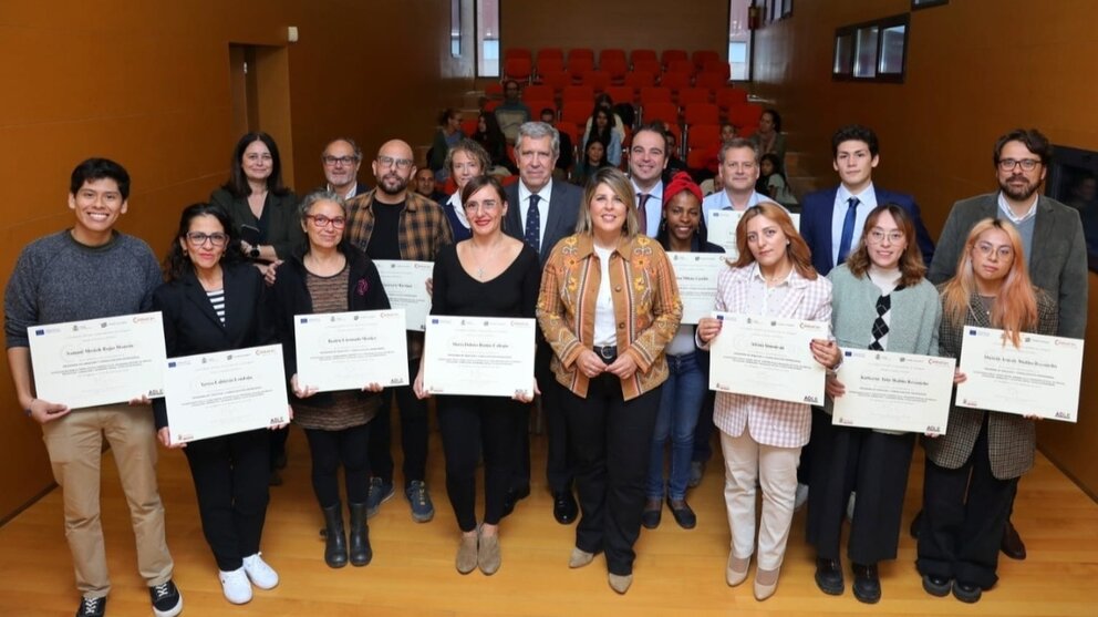 Imagen de grupo durante la entrega de diplomas del curso 'Emprende y Avanza'. (Ayuntamiento de Cartagena)