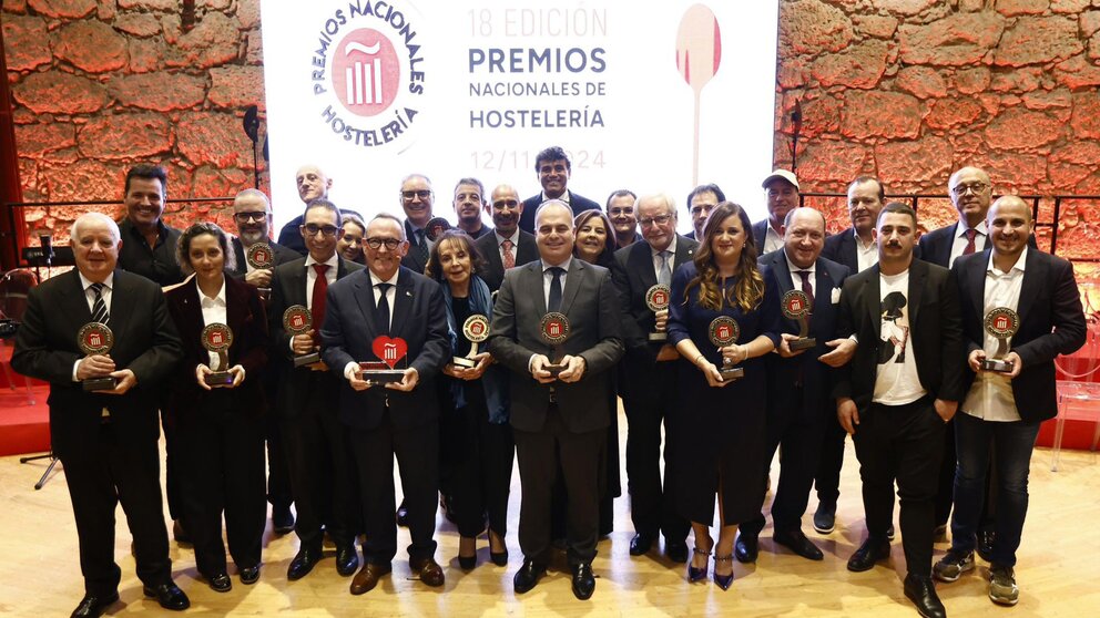 Imagen de familia con los galardonados en los XVIII Premios Nacionales de Hostelería. (HoyTú)