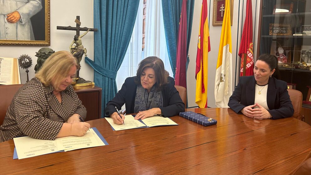 Imagen durante la firma de renovación del acuerdo. (COEC)