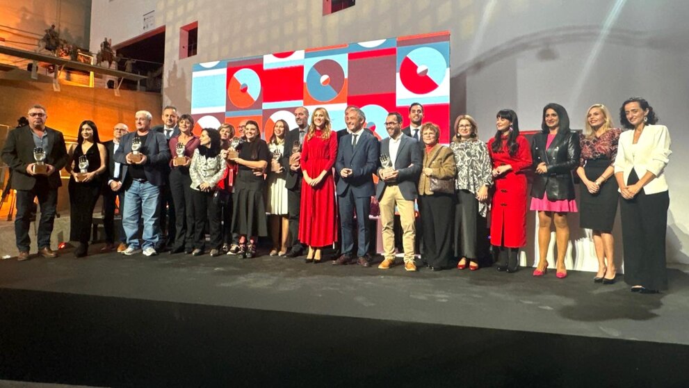 La consejera de Empresa, Marisa López Aragón, con los galardonados en los Premios Regionales de Artesanía. (CARM)